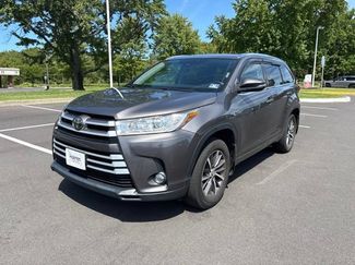 Used 2017 Toyota Highlander XLE AWD/4WD video 1