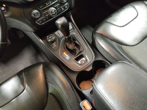 Used 2020 Jeep Cherokee Latitude Plus w/ Comfort/Convenience Group AWD/4WD image 26