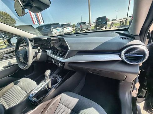 Used 2025 Chevrolet Trax LT FWD image 27