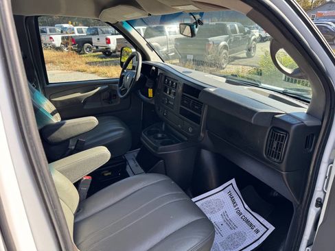 Used 2015 Chevrolet Express 2500 Extended image 19