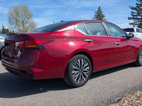 Used 2025 Nissan Altima 2.5 SV image 2
