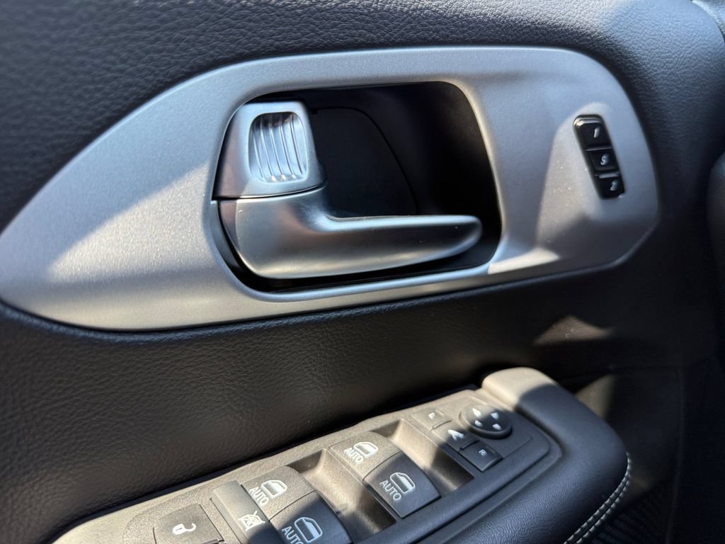 Used 2025 Chrysler Pacifica Limited FWD image 26