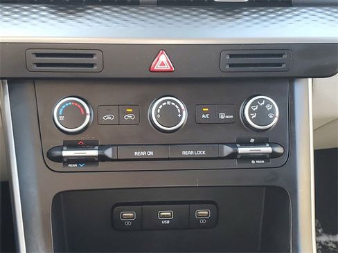 Used 2024 Kia Carnival LX image 28