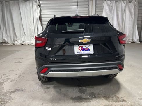 Used 2025 Chevrolet Trax LT w/ LT Convenience Package image 6