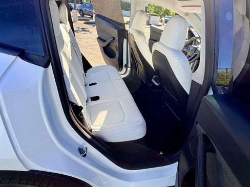 Used 2024 Tesla Model Y 2WD image 29