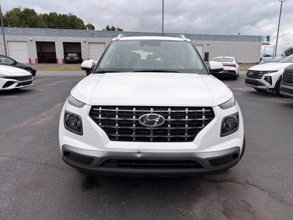 Used 2024 Hyundai Venue SEL FWD image 2