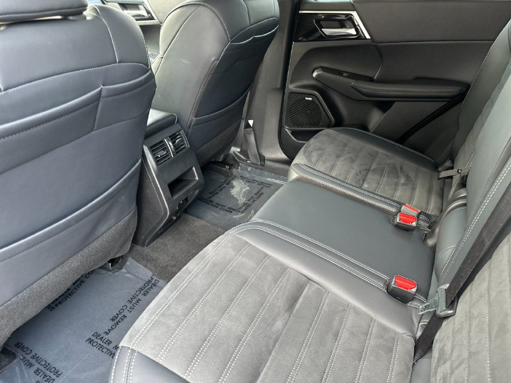 Used 2025 Mitsubishi Outlander SE AWD/4WD image 11