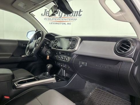 Used 2021 Toyota Tacoma SR5 AWD/4WD image 29