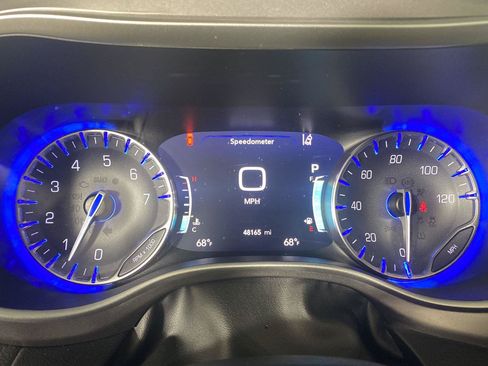 Used 2021 Chrysler Pacifica Touring-L w/ Uconnect Theater Family Group AWD/4WD image 9