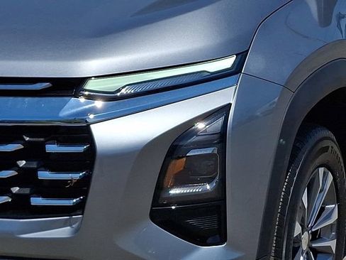 Used 2025 Chevrolet Equinox LT FWD image 9