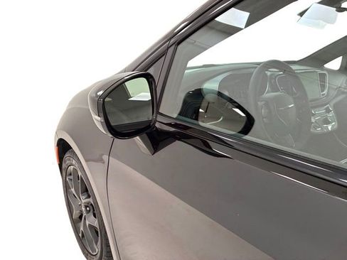 Used 2025 Chrysler Pacifica Limited image 10