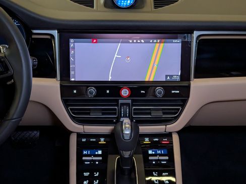 Certified 2026 Porsche Macan AWD/4WD image 22
