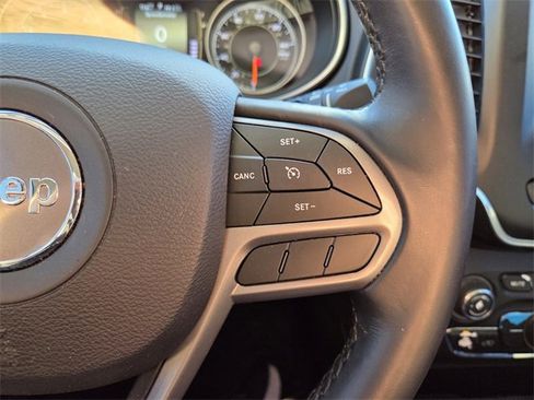 Certified 2019 Jeep Cherokee Latitude Plus image 31