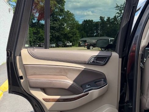 Used 2019 Chevrolet Tahoe LT w/ Luxury Package AWD/4WD image 16