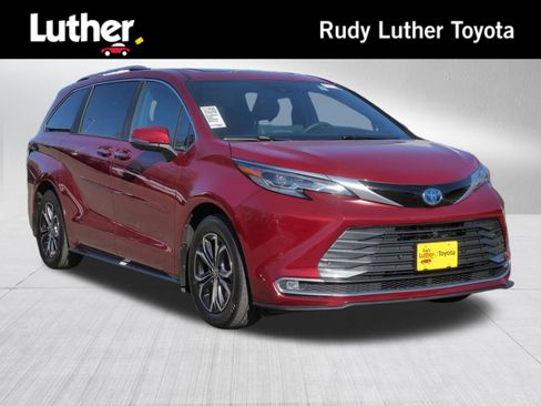 Used 2025 Toyota Sienna Platinum AWD/4WD image 1