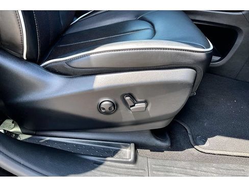 Certified 2025 Chrysler Pacifica Limited FWD image 52