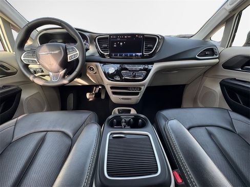 Certified 2024 Chrysler Pacifica Touring-L image 30