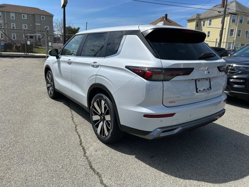 New 2025 Mitsubishi Outlander SE image 3