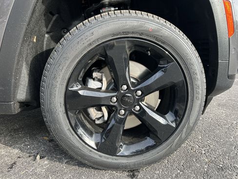 New 2025 Jeep Grand Cherokee L Limited image 11