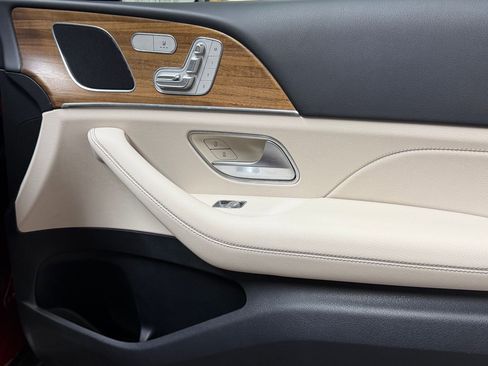Used 2025 Mercedes-Benz GLE 450e 4MATIC image 46