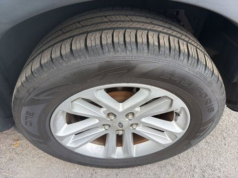 Used 2015 Ford Explorer XLT w/ Equipment Group 202B FWD image 12
