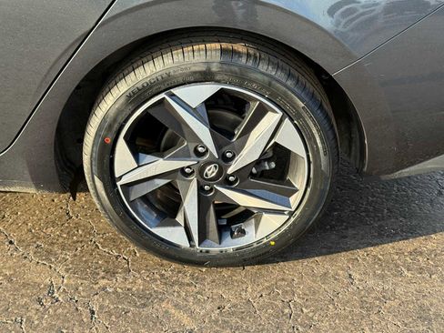 Used 2023 Hyundai Elantra SEL w/ Convenience Package image 9