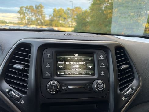 Used 2016 Jeep Cherokee Sport AWD/4WD image 29