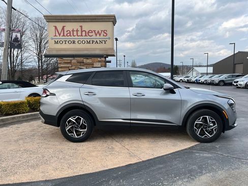 Used 2025 Kia Sportage LX image 4