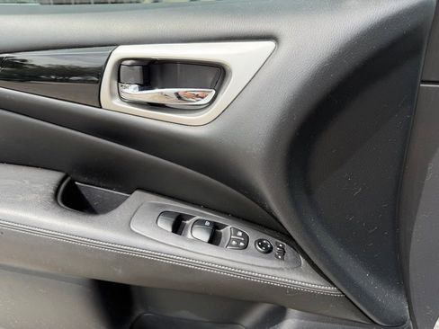 Used 2019 Nissan Pathfinder S image 30