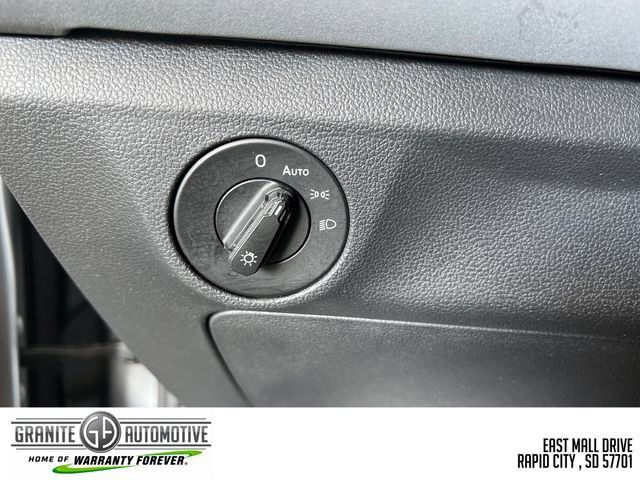 Used 2025 Volkswagen Jetta SE FWD image 31
