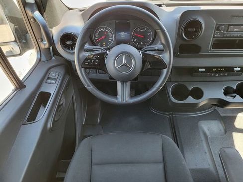 Used 2025 Mercedes-Benz Sprinter 2500 image 21