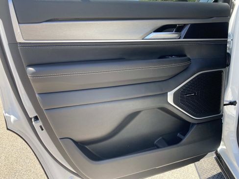 New 2026 Jeep Grand Wagoneer 4WD image 9