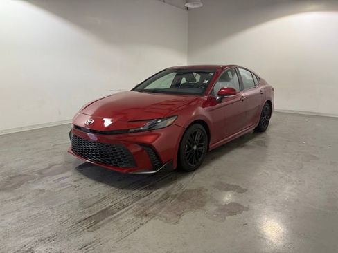 Used 2025 Toyota Camry SE image 3