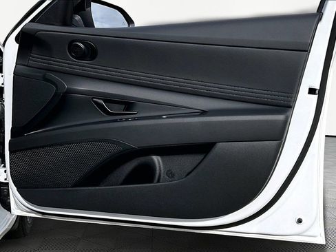 Used 2025 Hyundai Elantra SEL image 23