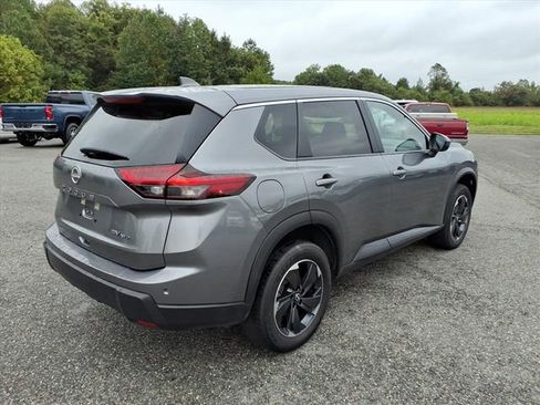 Used 2024 Nissan Rogue SV image 5