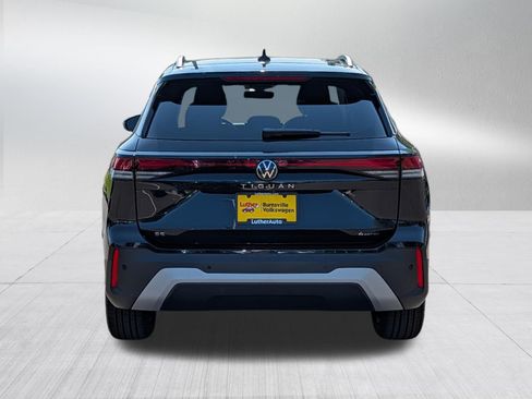 Certified 2025 Volkswagen Tiguan SE w/ Panoramic Sunroof Package AWD/4WD image 6