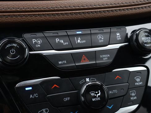 Used 2018 Chrysler Pacifica Limited image 29