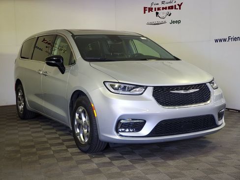Used 2024 Chrysler Pacifica Limited AWD/4WD image 2