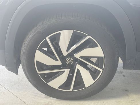 Used 2025 Volkswagen Atlas SE image 38