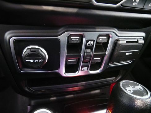 Used 2019 Jeep Wrangler Unlimited Sahara w/ Safety Group AWD/4WD image 30