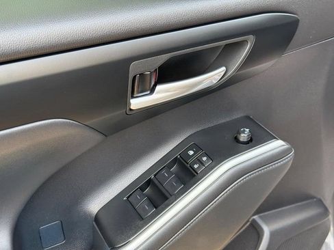 Used 2025 Toyota Highlander XLE AWD/4WD image 19