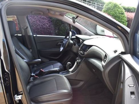 Used 2022 Chevrolet Trax LT w/ LT Convenience Package AWD/4WD image 22