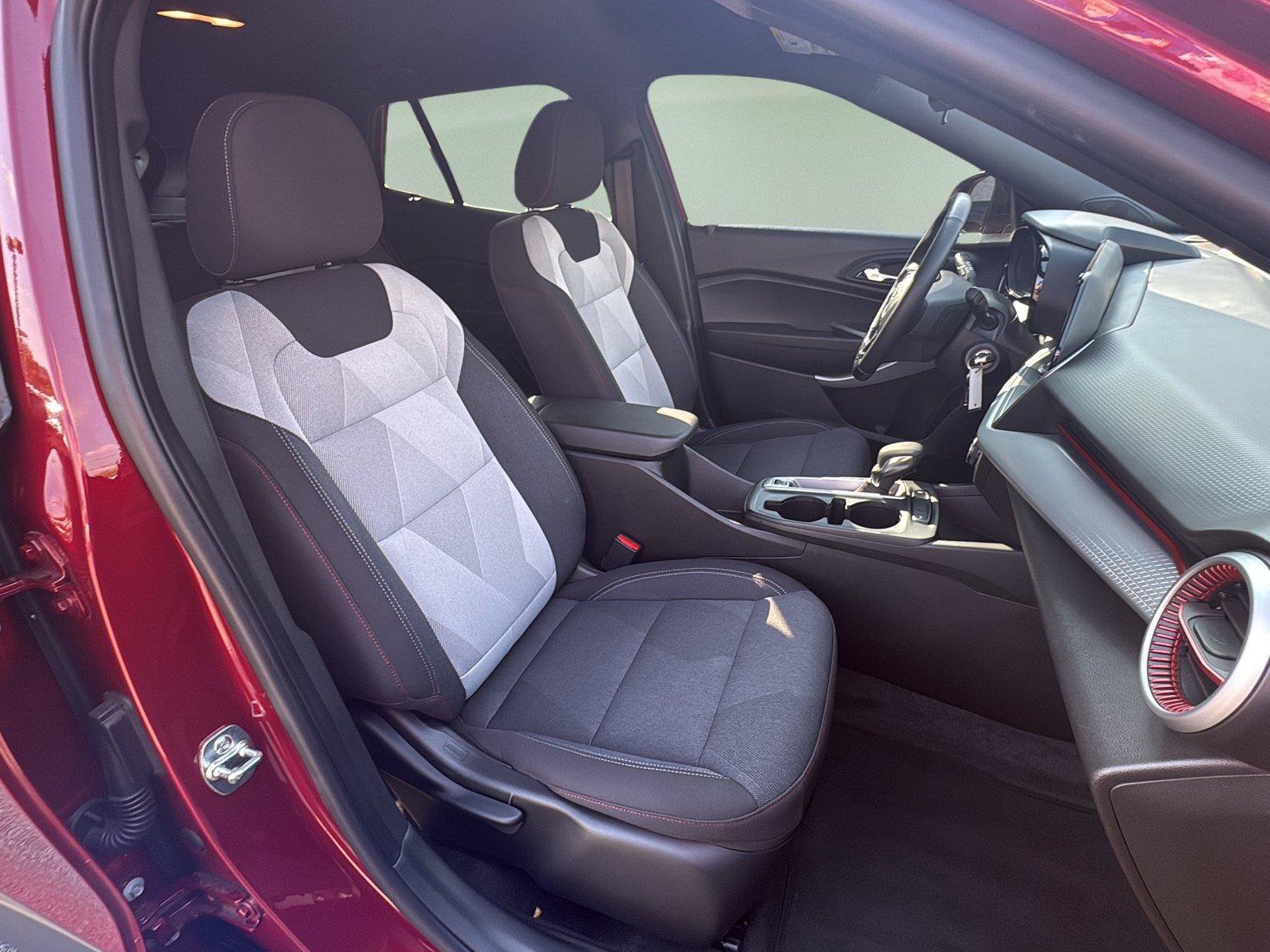 Used 2025 Chevrolet Trax RS FWD image 22