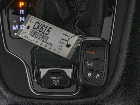 Used 2021 Jeep Cherokee Latitude Plus AWD/4WD image 26