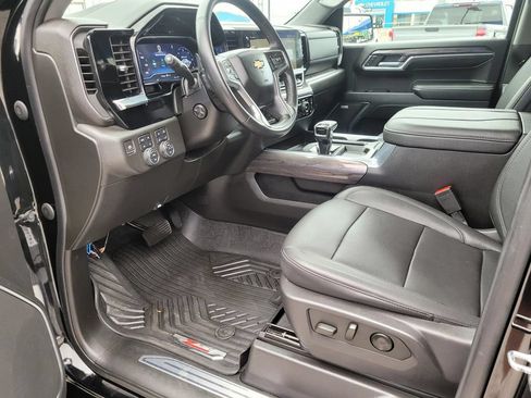 Used 2024 Chevrolet Silverado 1500 LTZ AWD/4WD image 2
