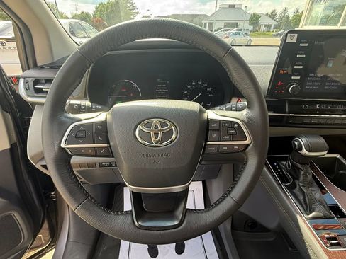 Used 2021 Toyota Sienna XLE AWD/4WD image 14