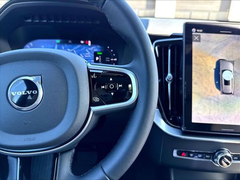 New 2026 Volvo XC90 T8 Plus w/ Protection Package Premier AWD/4WD image 18
