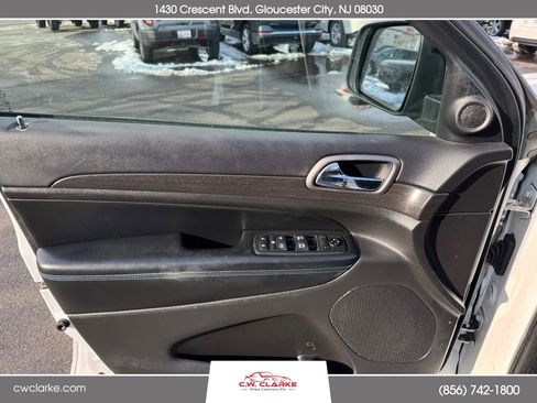 Used 2018 Jeep Grand Cherokee Laredo image 16