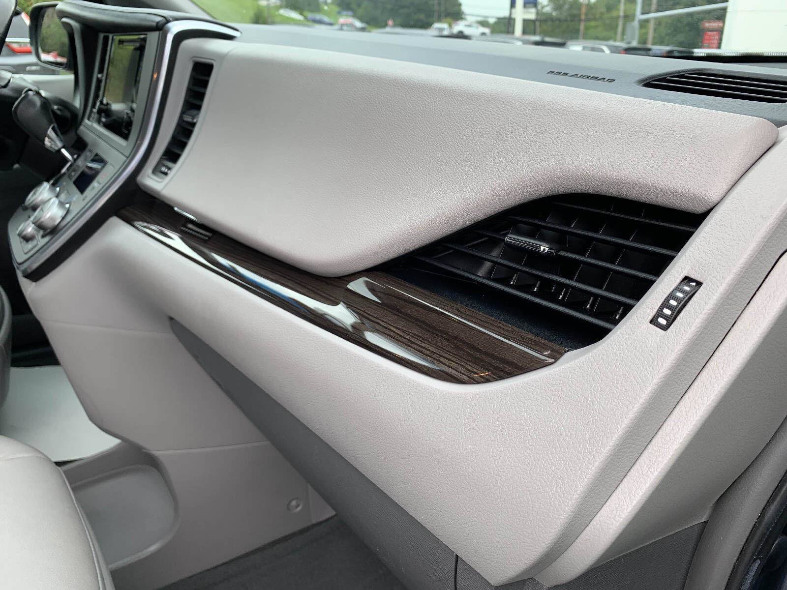 Used 2017 Toyota Sienna XLE Premium FWD image 37