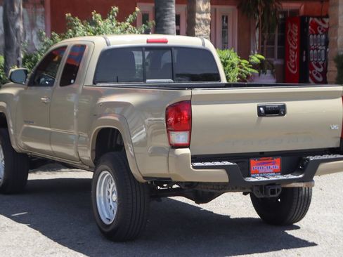Used 2017 Toyota Tacoma TRD Sport w/ Tow Package (A/T) AWD/4WD image 6